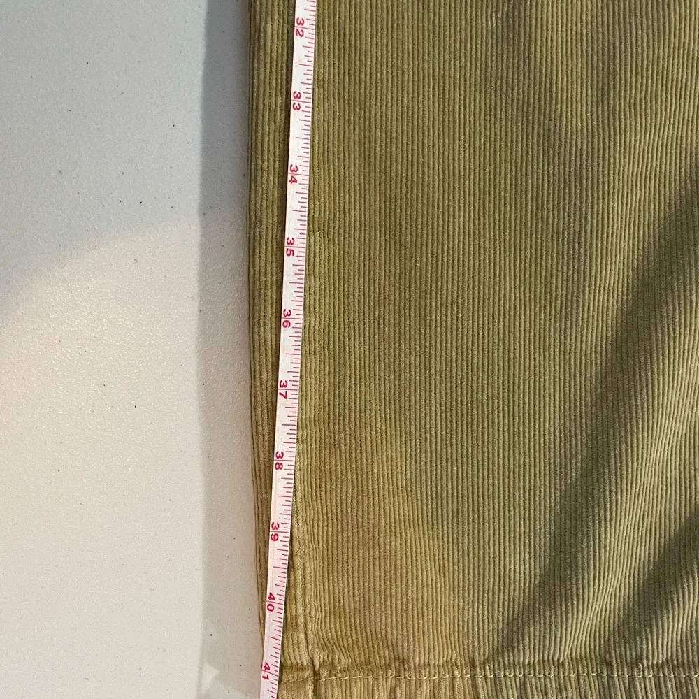 American Eagle Men's 32 x 34 Corduroy Pants in Khaki GUC